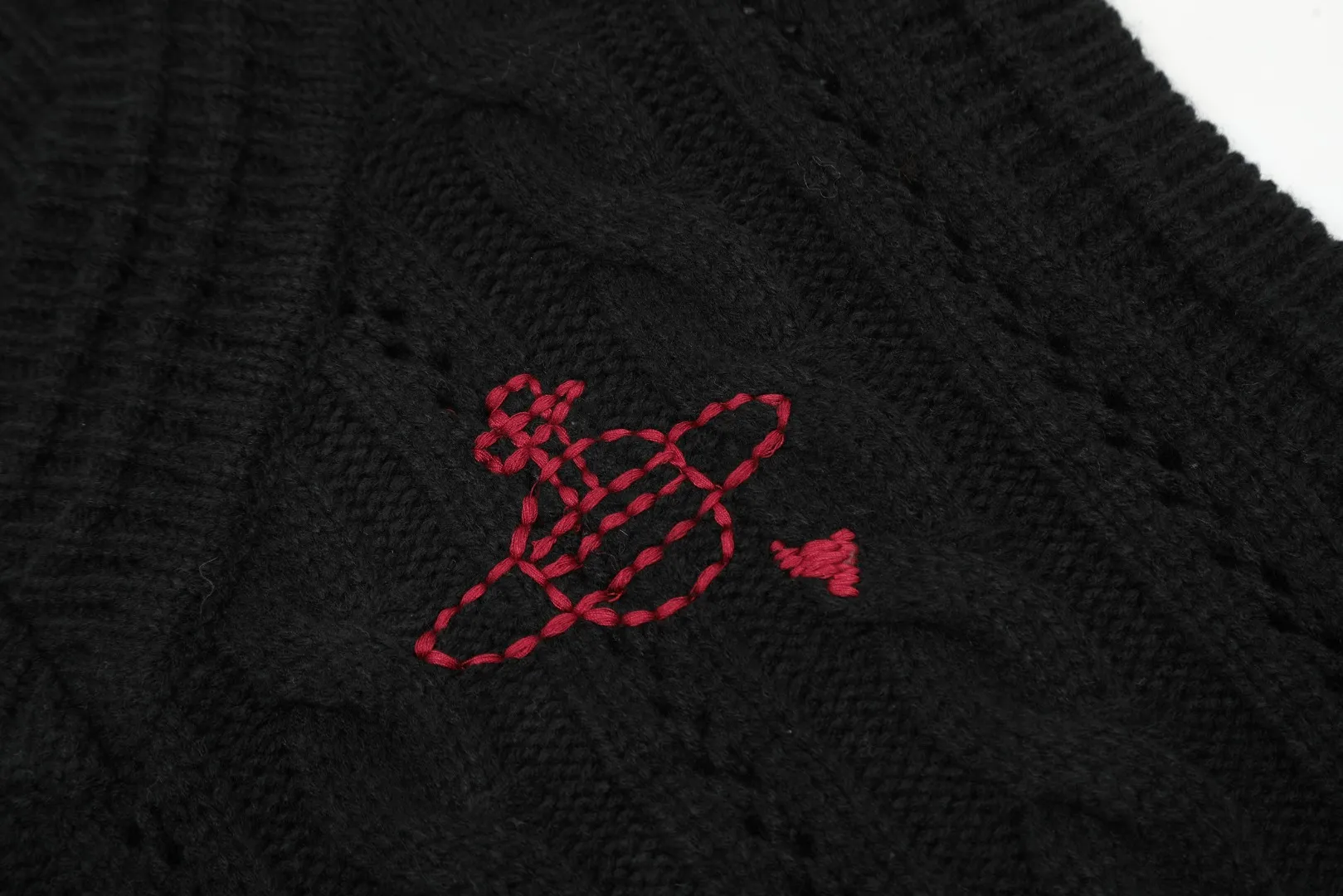 vivienne west wood West Queen Vivian Saturn New Retro "Unisex" Hollow Knitted Sweater Wool Vest 2024 Spring Latest Size: S -M- L Color: Apricot Black